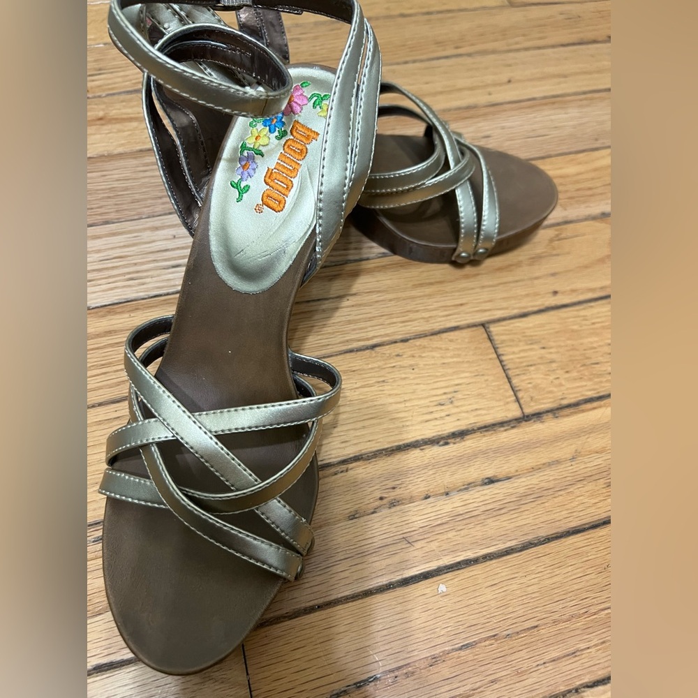 NWOB Bongo Women's gold Sandals 8.5 8 1/2